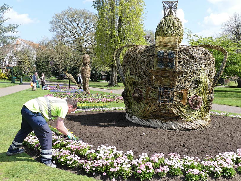 Crown and bedding planting at Grosvenor Park