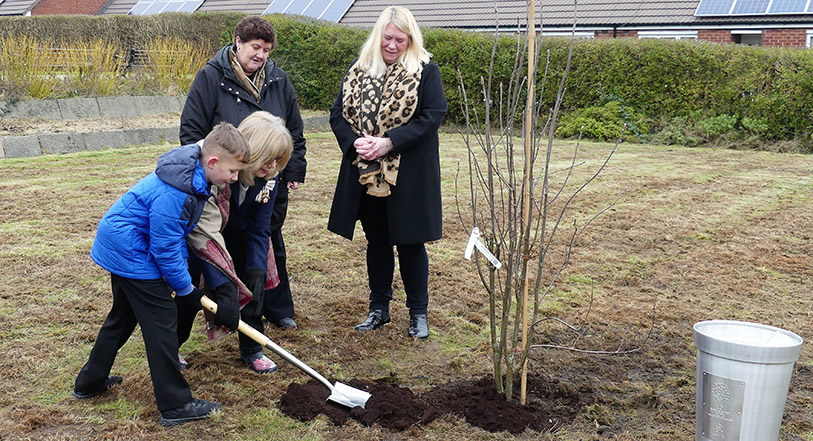 Jacob from Westminster Primary School, Lord Lieutenant of Cheshire, Lady Redmond; and from Westminster Families Community Group - Jacqui Coombes and Councillor Lisa Denson (current Mayor of Ellesmere Port).